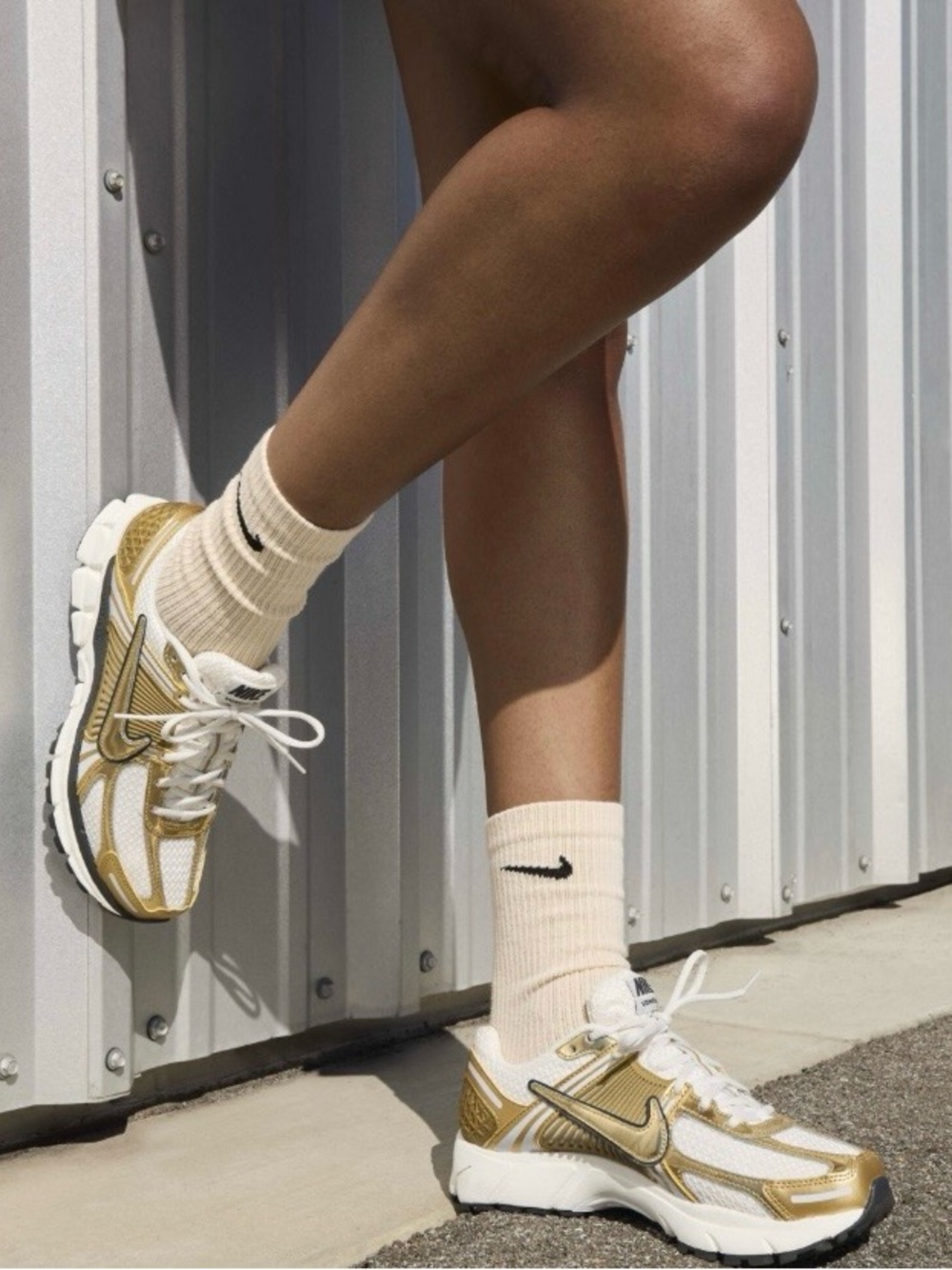 ✔️New✔️ NIKE Zoom Vomero 5 Metallic Gold